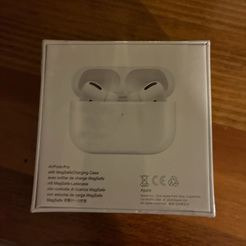 Apple White Wireless Earbuds - Picture 2 of 4
